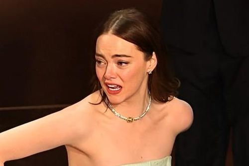 Louis Vuitton bị chế giễu là hàng chợ vì váy Emma Stone mặc bị rách ở Oscar