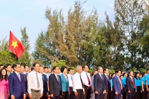 Thiêng liêng lễ tưởng niệm 64 chiến sĩ hải quân hi sinh tại Gạc Ma