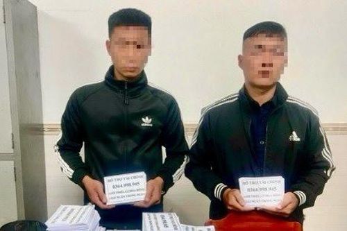 Nhóm đối tượng rải tờ rơi 'tín dụng đen'