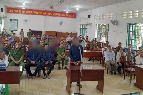 Đòi tiền bảo kê quán nhậu để lấy tiền tiêu xài