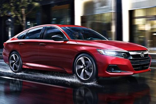 Toyota Camry bán kém vẫn đứng đầu, Honda Accord tăng tốc vẫn xếp cuối