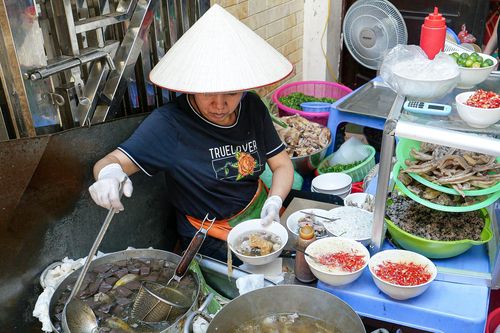 Nhiều lần bị tố chửi khách, bún ngan Nhàn vẫn được khen 'xứng đáng xếp hàng'