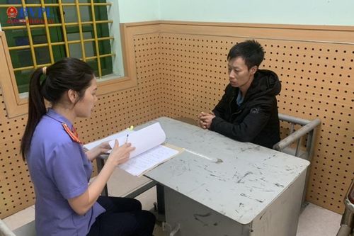 Phê chuẩn khởi tố hai đối tượng cướp giật điện thoại giữa ban ngày