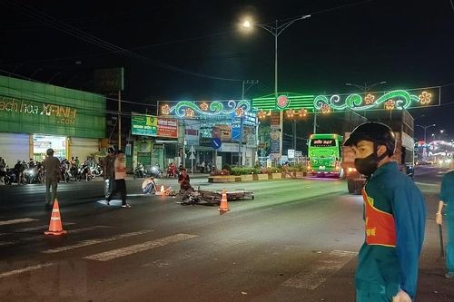 Tông vào xe khách giường nằm, 1 nam sinh tử vong tại chỗ