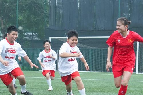 Các tuyển thủ Việt Nam giao lưu với 100 bạn nhỏ thuộc Làng trẻ em SOS