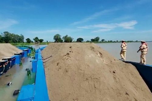 Thành phố Hồ Chí Minh liên tiếp phát hiện các vụ vận chuyển cát trái phép