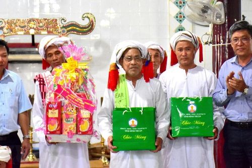 Bình Thuận: Chúc Tết Ramưwan của đồng bào Chăm theo đạo Bà Ni