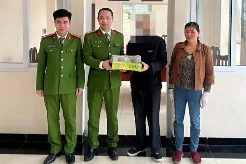 Hà Nội: Công an huyện Mê Linh trao trả 1,2 tỷ đồng cho người đánh rơi