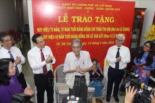 Trao Huy hiệu Đảng cho nhà thơ Lê Giang và nhạc sĩ Lư Nhất Vũ