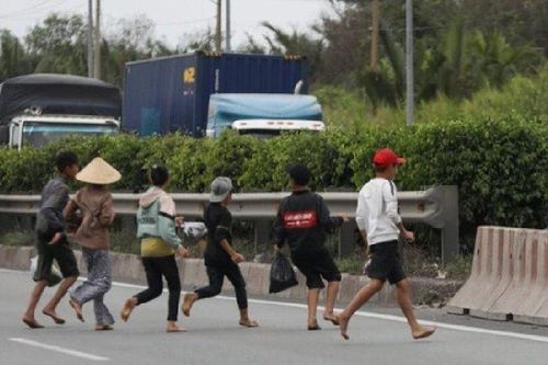 Người đi bộ đi vào đường cao tốc bị phạt bao nhiêu?