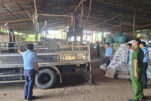 An Giang: Tạm giữ 37,5 tấn túi nhựa PP không rõ nguồn gốc