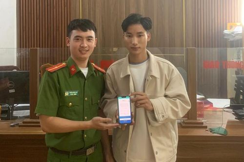 Tài khoản bất ngờ nhận được 200 triệu đồng, nam sinh tức tốc làm điều đáng ngợi khen