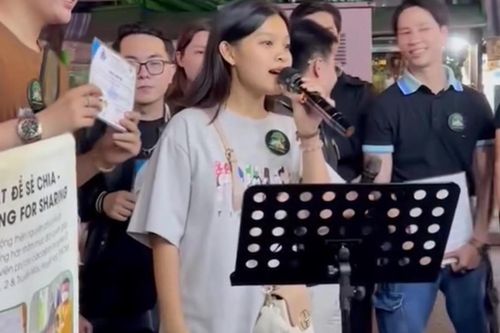 Nữ ca sĩ trẻ 'gây sốt' khi hát ngoài đường, hóa ra là con nuôi Phi Nhung