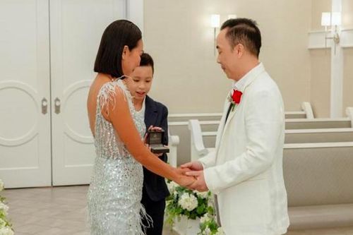 Ca sĩ mất sự nghiệp sau ly hôn 'đi bước nữa', được con trai dắt vào lễ đường