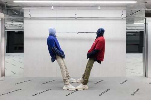 Điểm lại những mẫu thời trang kỳ quặc mang thương hiệu Balenciaga