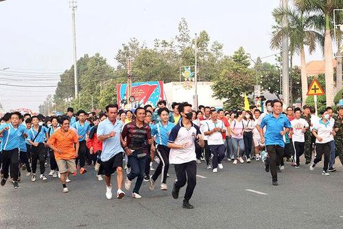 1.200 cán bộ, công chức, viên chức huyện Phú Tân tham gia Ngày chạy Olympic vì sức khỏe toàn dân