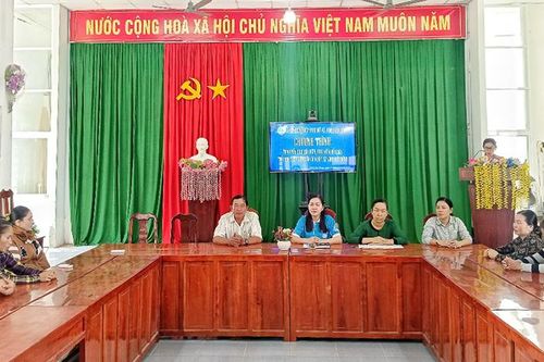 Trao 200 triệu đồng hỗ trợ vốn cho hội viên phụ nữ khó khăn