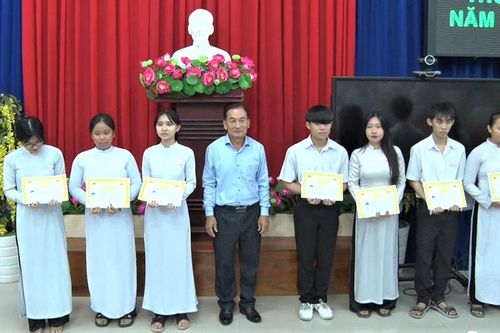 Hội Khuyến học TP. Châu Đốc trao học bổng Thoại Ngọc Hầu năm học 2023 - 2024