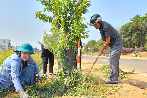Phát động dọn vệ sinh môi trường đường chạy giải Việt dã Kpă Klơng