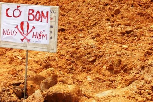 Một người đàn ông bị thương nặng nghi do mìn nổ khi đào cây cảnh