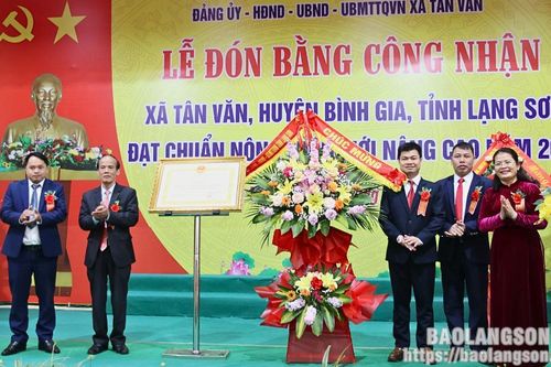Các xã Tân Văn; Khánh Xuân; Liên Hội đón bằng công nhận đạt chuẩn xã nông thôn mới và nông thôn mới nâng cao