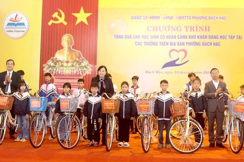 Trao tặng 50 xe đạp cho học sinh có hoàn cảnh khó khăn