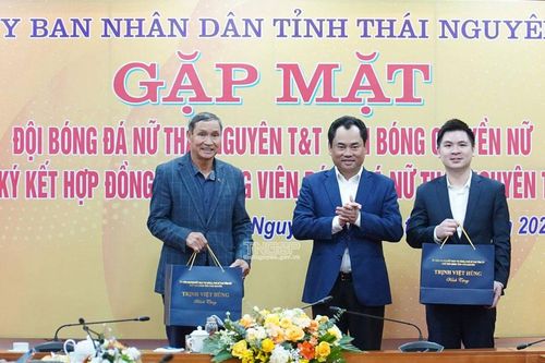 Đồng chí Chủ tịch UBND tỉnh động viên Đội bóng đá nữ Thái Nguyên T&T và Đội bóng chuyền nữ Thái Nguyên