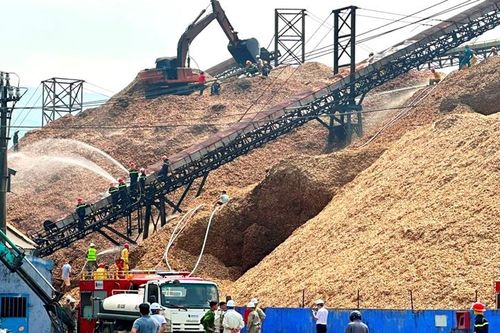 Khống chế hỏa hoạn ở bãi dăm gỗ ở thôn Phú Gia