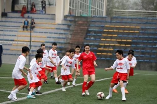 Tuyển thủ Việt Nam giao lưu cùng các em nhỏ làng trẻ SOS