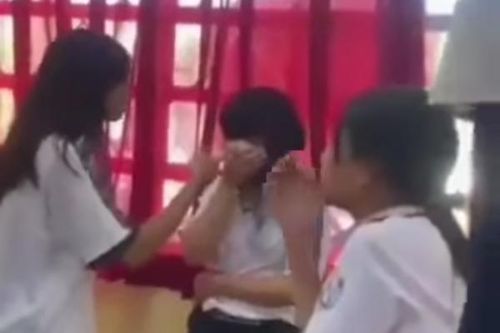 Nữ sinh đánh bạn bầm dập vì làm hư cây son