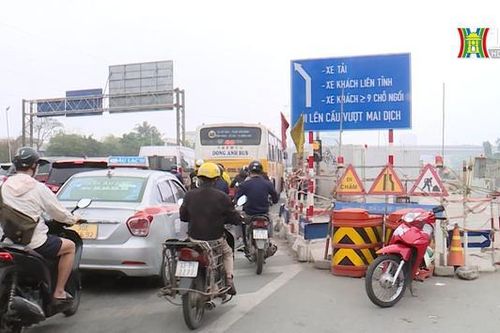 Phân luồng giao thông qua nút giao Mai Dịch