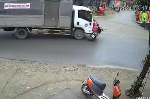 Sang đường không quan sát, dẫn đến tai nạn suýt mất mạng