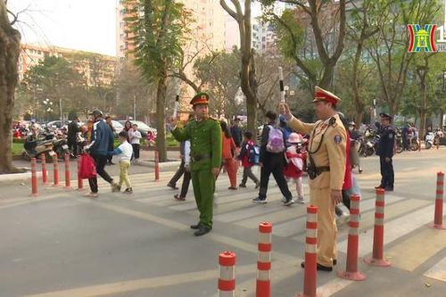 Giảm ùn tắc khi cấm đỗ ô tô quanh cổng trường học