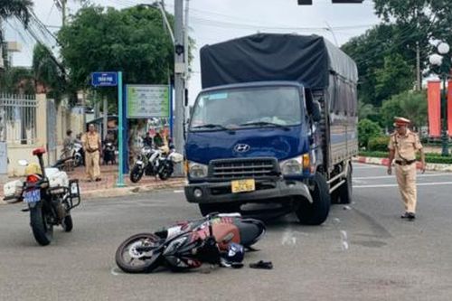 Vụ xe chở quá tải, tông chết người dừng đèn đỏ: Vì sao không khởi tố?
