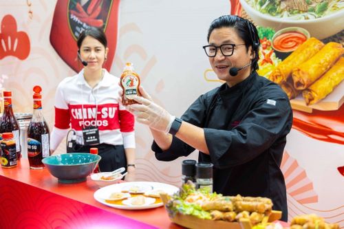 Chef Luke Nguyễn trình diễn với tương ớt Chin-su Sriracha tại Foodex 2024