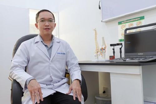 Bác sĩ Trần Minh đồng hành chia sẻ và chăm sóc bệnh nhân thoái hóa khớp