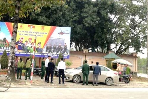Thanh niên dùng mũ bảo hiểm đập vỡ kính ô tô sau va chạm giao thông là cán bộ hải quan