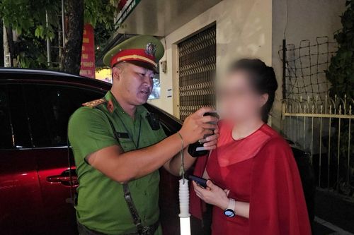 Nữ quân nhân say xỉn bị xử phạt 'kịch khung', tước bằng lái 23 tháng