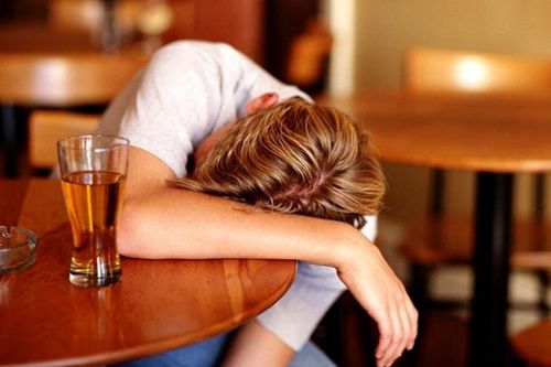 Uống rượu từ năm 15 tuổi, nam thanh niên phải khám tâm thần