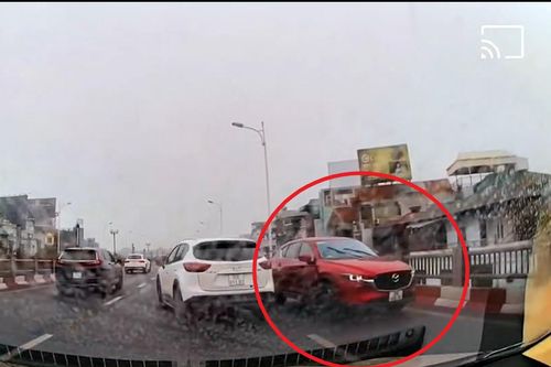 Xe ô tô ngang nhiên quay đầu, đi ngược chiều trên cầu Vĩnh Tuy