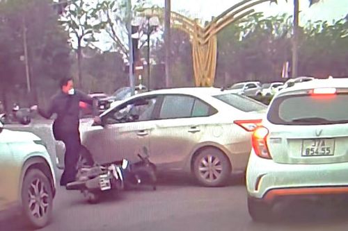 Đình chỉ công tác cán bộ hải quan đập vỡ kính ô tô sau va chạm giao thông