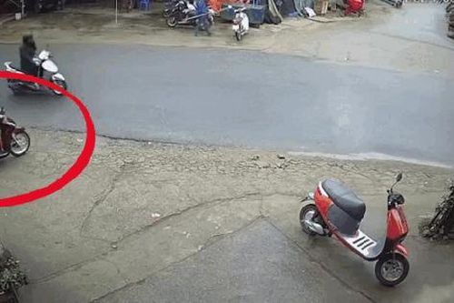 Người đàn ông suýt không kịp hối hận khi đưa mình và đứa trẻ vào mũi xe tải