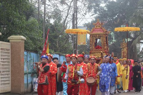 Lễ hội rước kiệu quanh làng