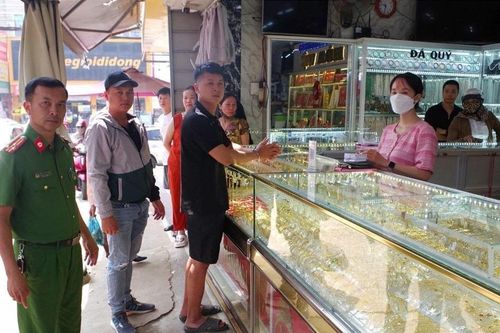 Đắk Lắk: Khởi tố thanh niên giả vờ mua vàng để cướp giật