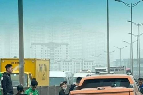 Chạy trốn cảnh sát, xe bán tải tông hàng loạt người đi đường ở Hà Nội