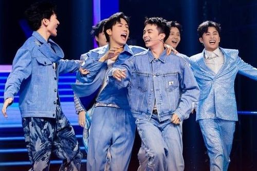 Anh trai 'say hi' đụng độ Anh trai vượt ngàn chông gai