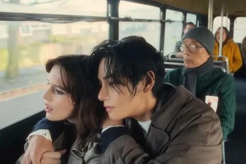V (BTS) yêu say đắm ngôi sao người Anh trong MV mới