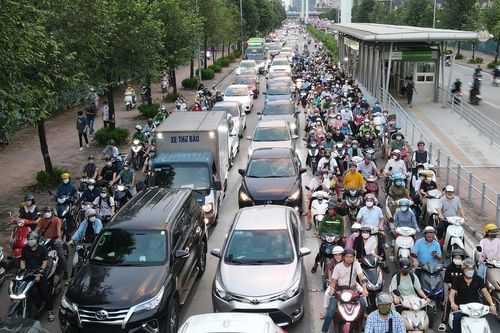 Ùn tắc giao thông trên trục Tố Hữu - Lê Văn Lương: Người dân mỏi mòn chờ giải pháp
