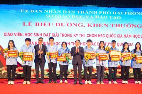 Chi hơn 3,2 tỷ đồng khen thưởng học sinh đoạt giải quốc gia