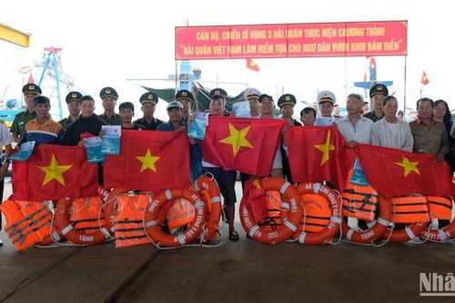 Vùng 3 Hải quân đồng hành cùng ngư dân vững lòng vươn khơi, bám biển